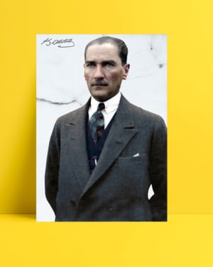 Sivil Kıyafetli Atatürk posteri